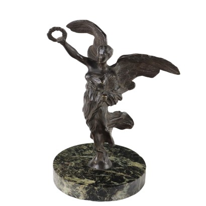 Escultura de bronce de la victoria alada