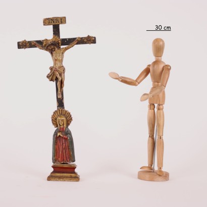 Crucifix en bois sculpté et laqué