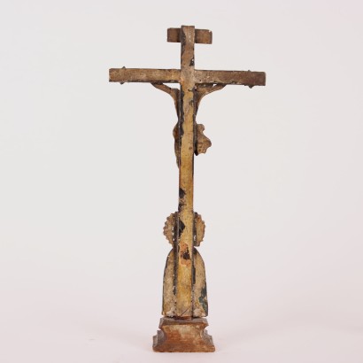Crucifix en bois sculpté et laqué