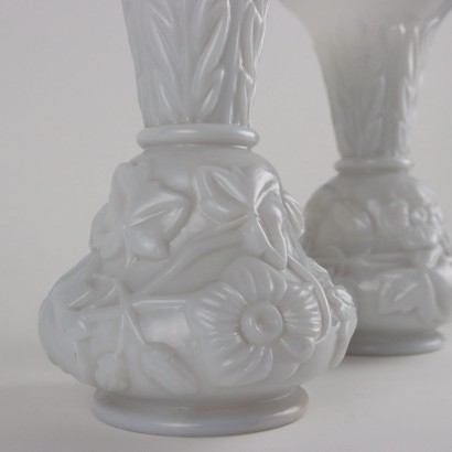 Paire de vases en verre laiteux