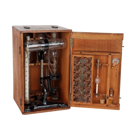 Instrument scientifique de laboratoire avec étui en bois