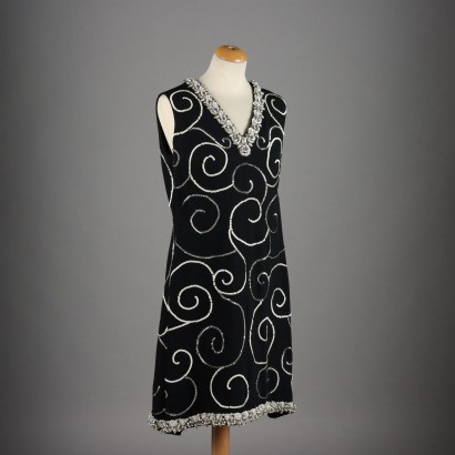 Schwarzes Vintage-Kleid mit weißen und silbernen Stickereien