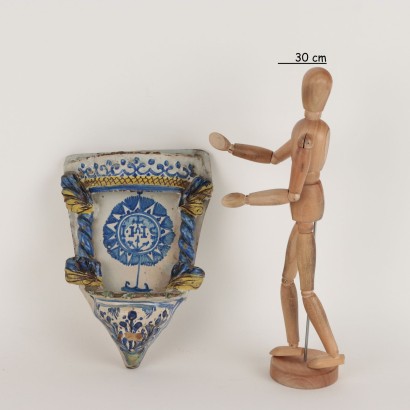 Pila de agua bendita en cerámica mayólica Manif