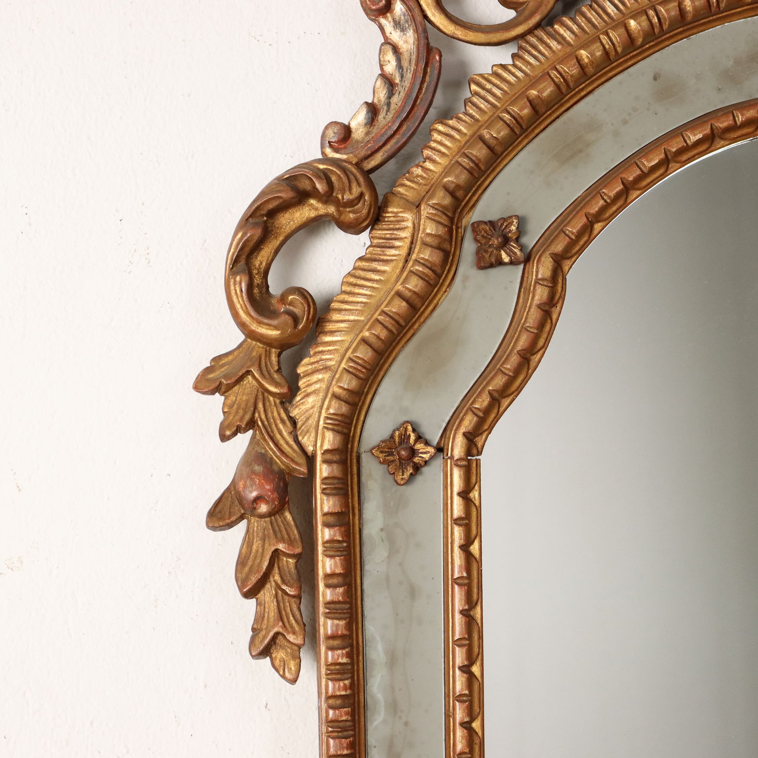 Specchio da sole vintage con cornice in legno intagliato dorato, Francia  2000