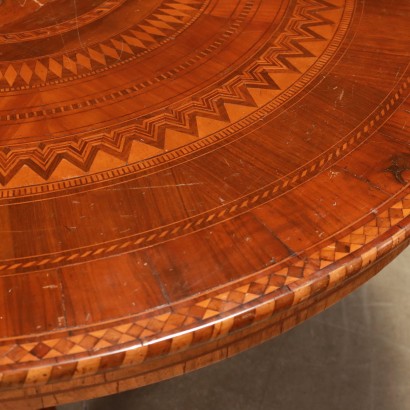 Runder Tisch mit Intarsien