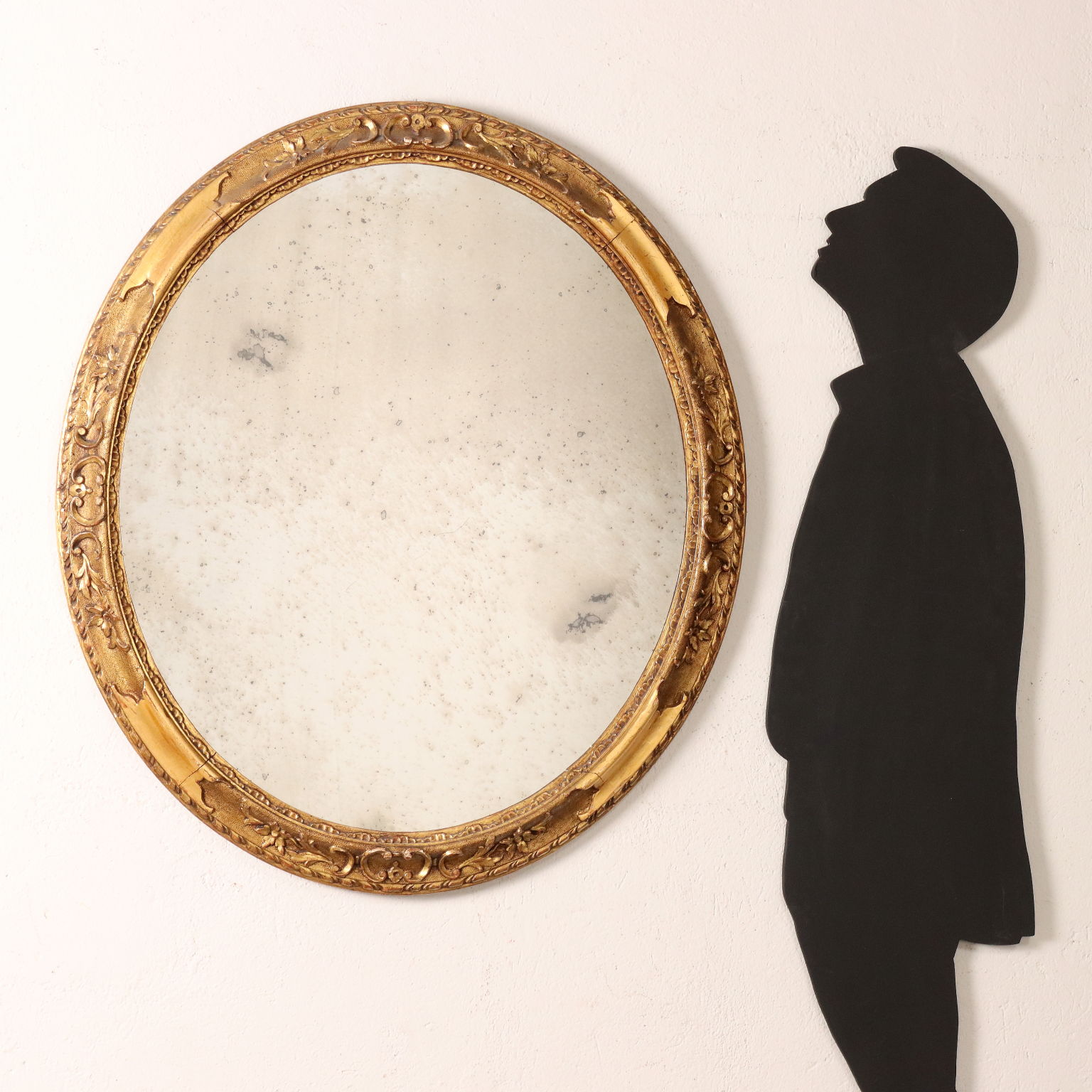 Espejo ovalado con borde metálico dorado Diana
