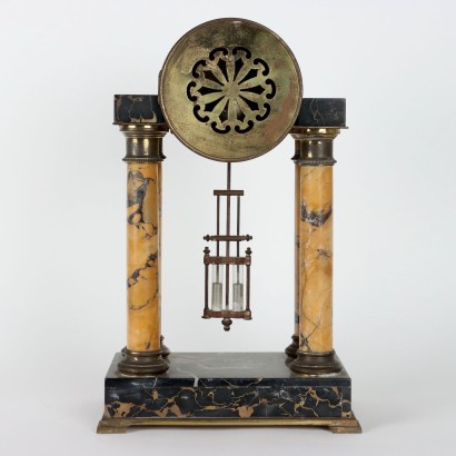 Reloj de templo pequeño en mármol y bronce
