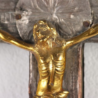 Crucifix en tôle repoussé et argent