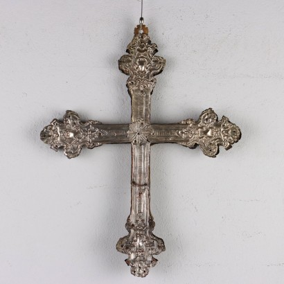 Crucifix en tôle repoussé et argent