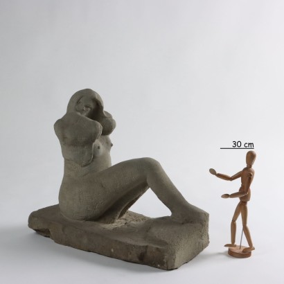 Escultura de piedra desnuda femenina