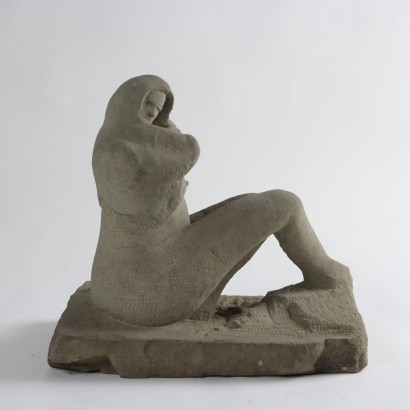 Escultura de piedra desnuda femenina