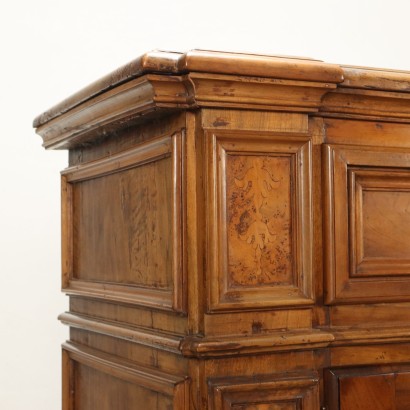 Sideboard aus antiken Teilen gebaut