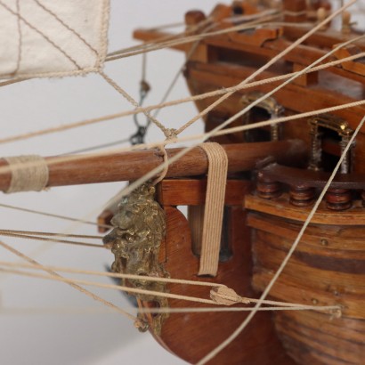 Voilier en bois dans une vitrine