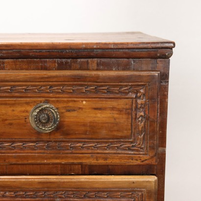 Neoclassical chest of drawers in walnut