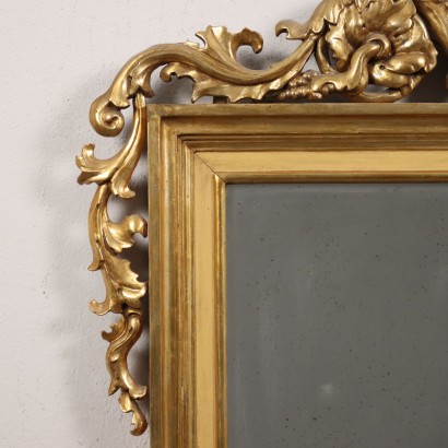 Geschnitzter und vergoldeter Spiegel