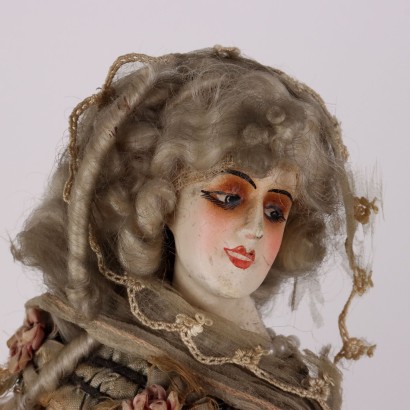 Statue, die eine Dame aus dem 18. Jahrhundert darstellt