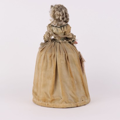 Statue, die eine Dame aus dem 18. Jahrhundert darstellt