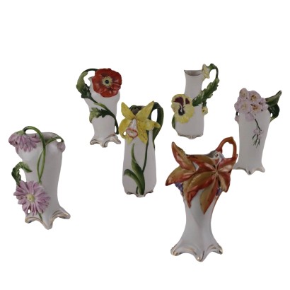 Groupe de six vases en porcelaine de Sitzendorf
