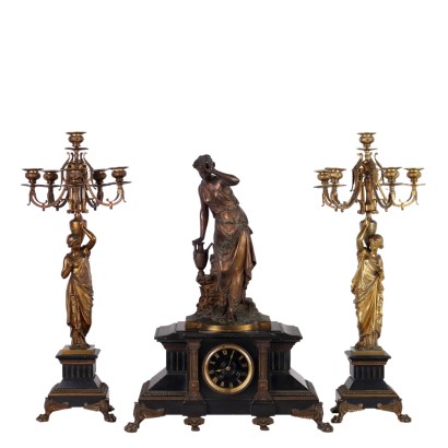 Reloj tríptico de mármol negro y bronce con estatuas de Henri Honoré Plé