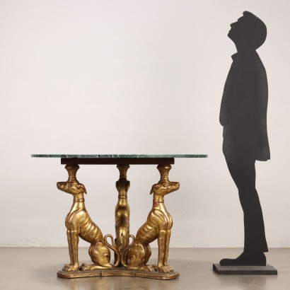 Runder Tisch mit Windhundskulpturen