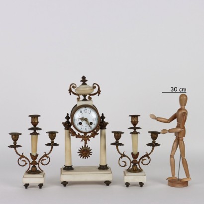 Triptychon-Uhr aus Bronze und Bi-Marmor
