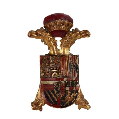 Escudo de armas en madera tallada, dorada y pintada.