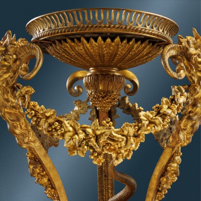 Caballete en bronce dorado con base en p, Porta jarrón trípode