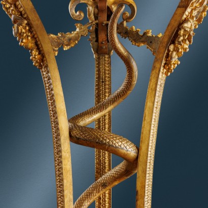 Caballete en bronce dorado con base en p, Porta jarrón trípode