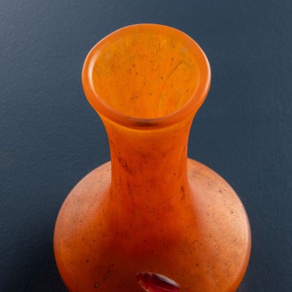 Orangefarbene Daum-Vase, Daum-Vase mit Skarabäus