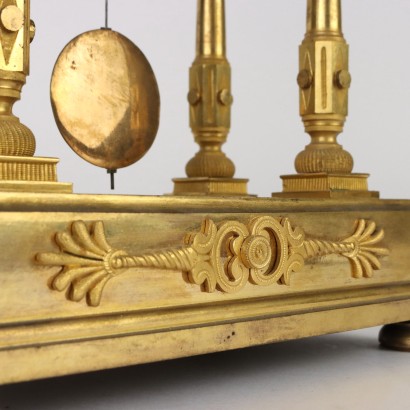 Tischuhr aus vergoldeter Bronze Ro