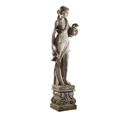 Statue de jardin représentant une figure féminine