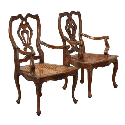 Paire de fauteuils différents de style baroque