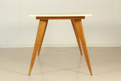 Tabelle 50 Jahre, Holz-Asche, Holzboden, bedeckt in Ant, menschenwürdige Bedingungen, Gebrauchsspuren