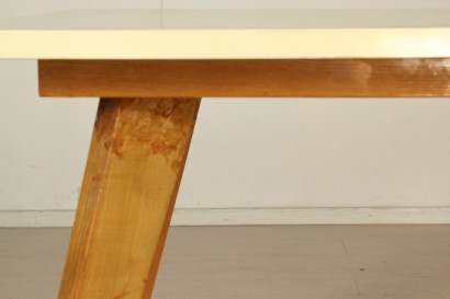 Tabelle 50 Jahre, Holz-Asche, Holzboden, bedeckt in Ant, menschenwürdige Bedingungen, Gebrauchsspuren