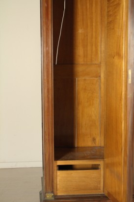 Wardrobe with three doors with mirror