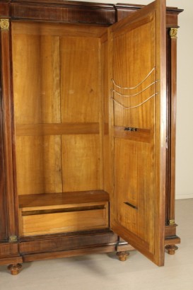 Wardrobe with three doors with mirror