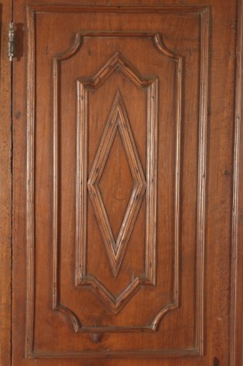 Ciento en particular puerta nogal panel armario XVIII.