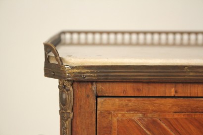 Detail flat angle Small chest with marble