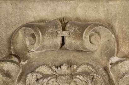 Particolare stemma nobiliare in pietra