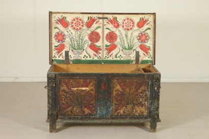 Particular decorated Chest
