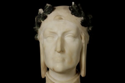 Buste de marbre blanc-détail