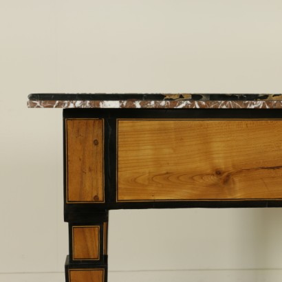 Neoklassische Tisch mit Ebenholz-detail