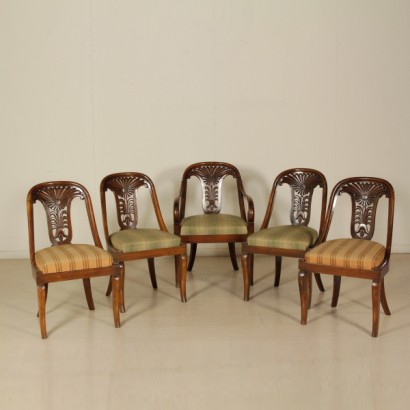 Grupo de cuatro sillas y la restauración de la silla