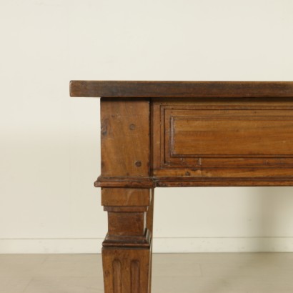 Neoclassical table-detail