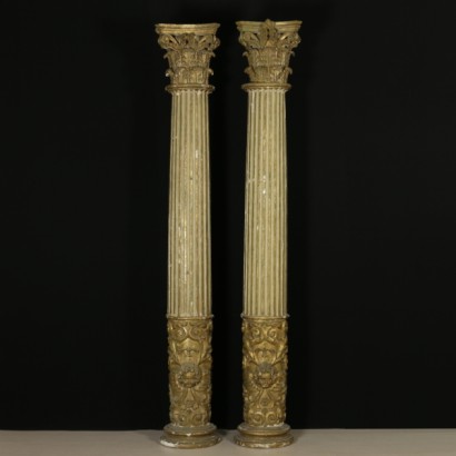 Par de columnas talladas