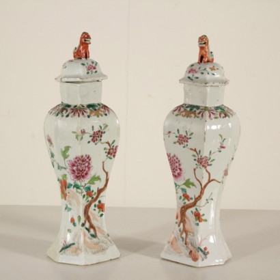 Paire de vases en porcelaine avec couvercle
