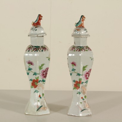 Paar vasen aus porzellan mit deckel