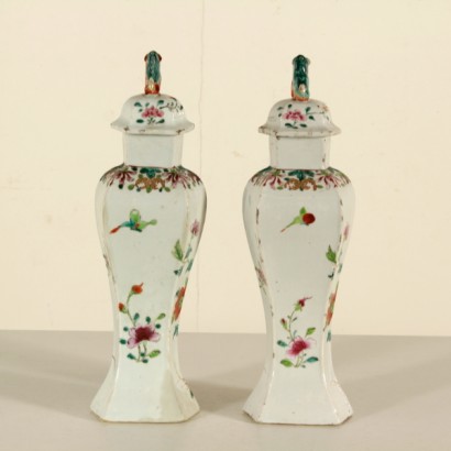 Paire de vases en porcelaine avec couvercle