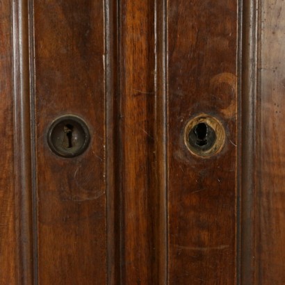 Cabinet in walnut - detail