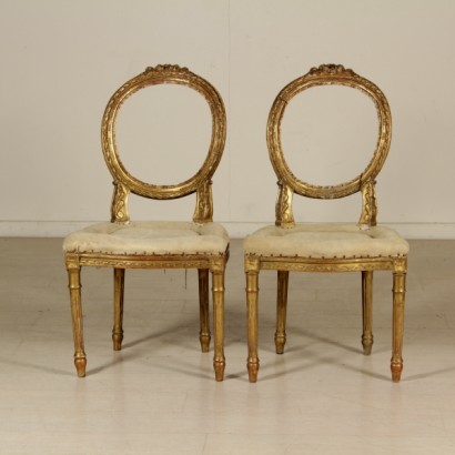 Paire de chaises en bois sculpté et doré